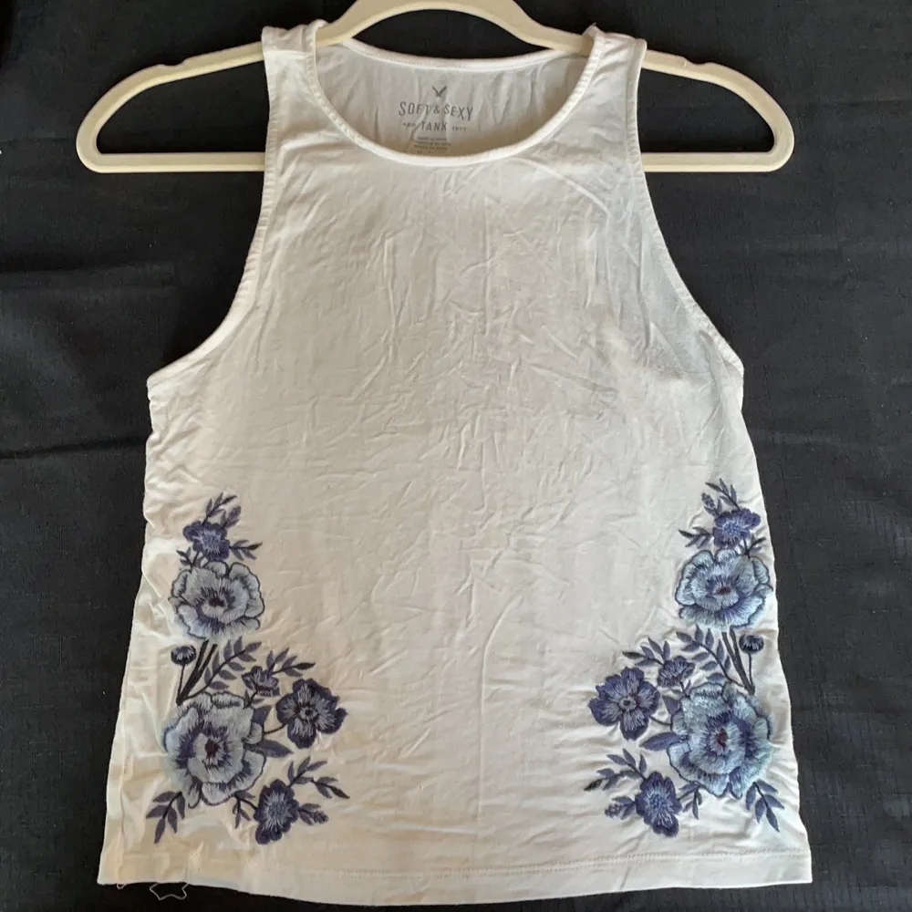 Good condition, looks handmade, many different shades of blue in the embroidery.. Toppar.