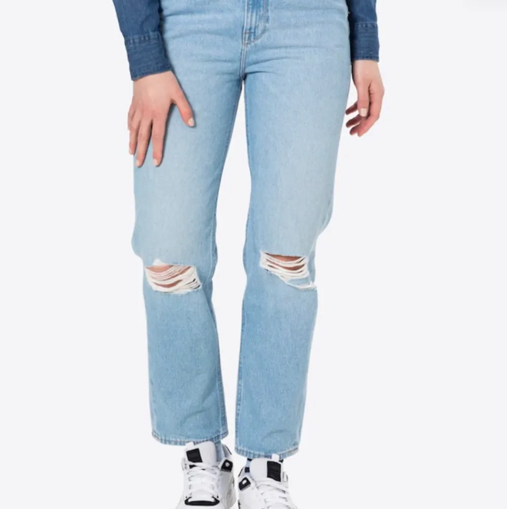 Superfina jeans som tyvärr är för korta på mig. Använd enstaka gånger, så jättebra skick!💕 Köpt för typ 1000kr. Jeans & Byxor.