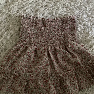 Kjol - Från shein, köpt för 129 kr. Den är i storlek L men skulle säga att det är mer än s/m. Säljer för 80kr eller högsta bud.