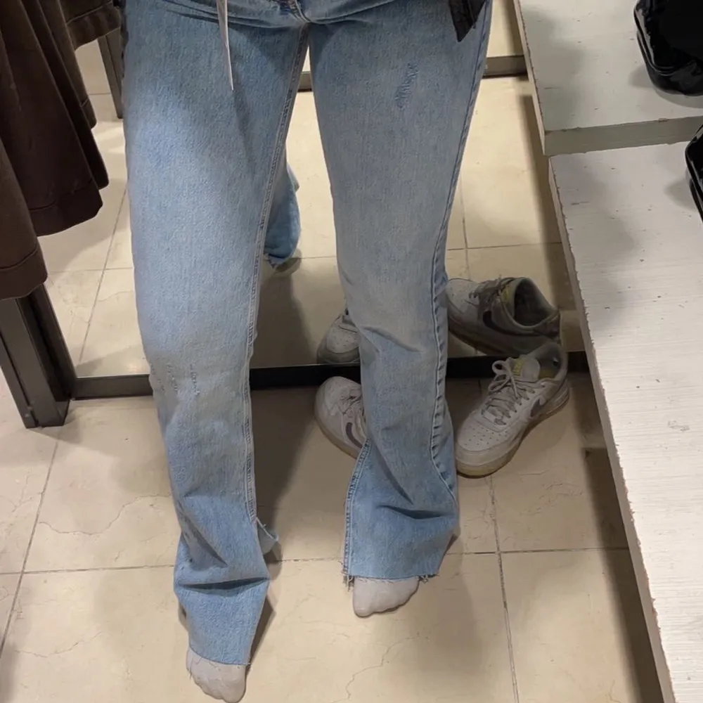 Säljer dessa snygga jeans från zara, långa i benen på mig som är 167. Inte använda många gånger! . Jeans & Byxor.