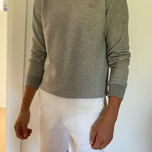 GANT SWEATSHIRT GRÅ STORLEK 170 - Säljer min GANT sweatshirt på grund av att den är för liten. Den är i väldigt fint skick, använd ett fåtal gånger. Pris och leverans kan diskuteras!