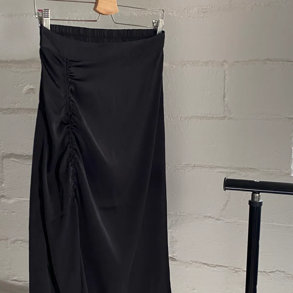 Denna ursnygga och eleganta kjolen är en aning för stor för mig i midjan och måste tyvärr säljas! ”Krullet” går att reglera med två snören. Kjolen är ALDRIG använd!. Kjolar.