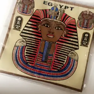 En mycket vacker egyptiska axelväska som jag köpte från Egypten som en souvenir från min resa . Den är gjord av tyg och jag har aldrig använt den . Priset inkluderar frakt 👍🏻