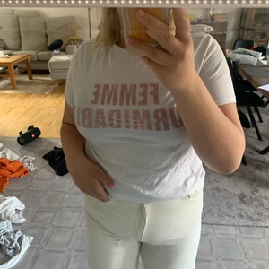 T-shirt - En  t-shirt från pieces som tyvärr blivit fel tvättad. Texten är i lite luddigt material. Använt skick! På texten står det FEMME FORMIDABLE