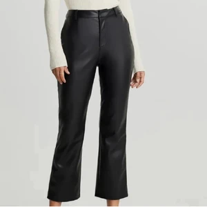 Läderbyxa - Byxa i fuskläder från Gina Tricot i storlek 38 i bra skick.