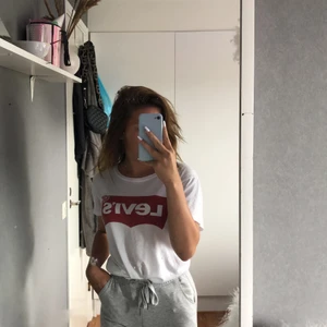 säljer denna Levis tröja - säljer denna Levis tröja st S.  Använd några ggr , bra skick. Säljes för 100:-                  