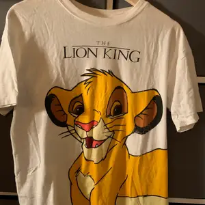En T-shirt med lejonkungen tryck från pull&bear, storlek s. Säljer för 50 + fralt