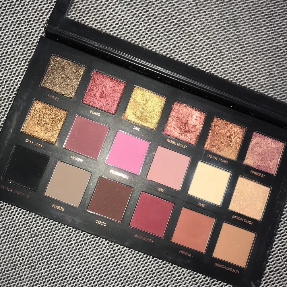 Hudabeauty ögonskuggs palett, rose gold. Den är väldigt oanvänd då jag sällan sminkar mig så mycket. Nypris var lite svårt att hitta men verkar ligga mellan 700-800 kr. Jag räknar med att frakten kan kosta 51 kr men ska försöka få ner den kostnaden vid intresse. Lycka till! . Skönhet.