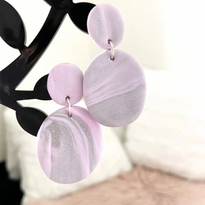 Örhängen  - Material: fimolera     Färg: Lilla     Frakt 24 kronor