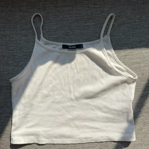 Vit kroppat linne 🤍 - Vit kroppat linne från Bikbok! 