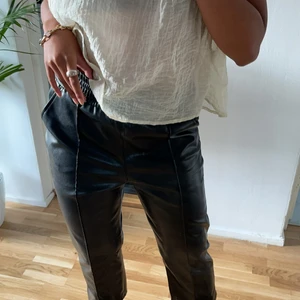 Skinnbyxor - Säljer mina favvo skin/läderbyxor, de är töjbar både i midjan och själva materialet och sitter även jätte bekvämt! De är andvända men fortfaranda i GOD SKICK. Jag är 173! 🙈💕