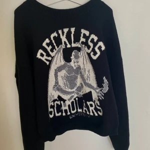 Reckless Scholars - En otroligt snygg och bekväm Reckless Scholars crewneck i storlek small. Priset går att diskutera!🥰💯