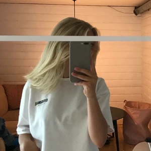 tröja - En vit tröja med svart tryck både på fram och baksida. Tröjan passar till mycket och kan vara bra för att få en lite ”roligare” outfit. Köparen står för frakten!