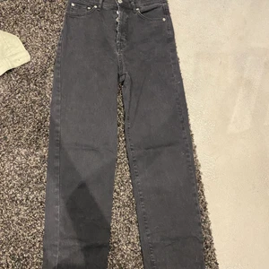 na-kd jeans - jätte fina jeans från na-kd i st 38, använda max 3 gånger och är i väldigt fint skick, säljer pga för korta för mig som är 172 cm men annars jättefina jeans , hoppas att dem kommer för användning hos någon annan:) 250kr men pris kan alltid diskuteras och köparen står för frakten :)