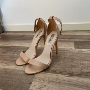 Nly by Nly Klackar  - Beige stilrena klackar från Nelly i storlek 38. Pris 120kr. Köparen står för frakten 