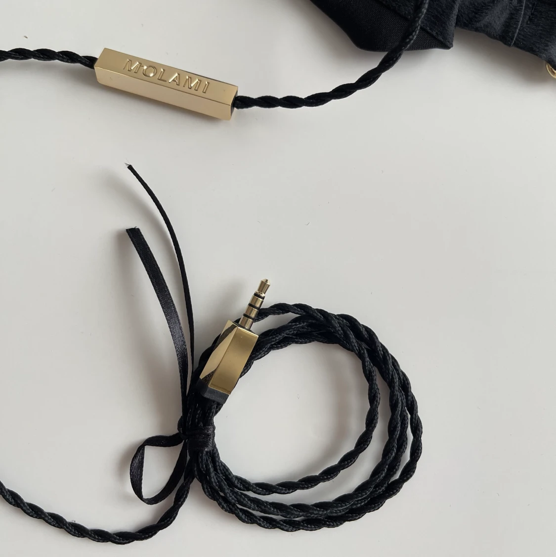 NYA HÖRLURAR GULD 100 SEK  - 91