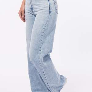 Säljer dessa skit snygg jeans från levi’s i modellen ”ribcage wide leg” om dom är tyvärr för stora på mig :( super bra skick och nyspriss är 1200kr / skicka meddelande om ni vill ha flera bilder💕