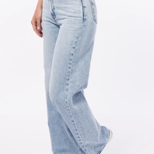 levi’s jeans stlk 26 - Säljer dessa skit snygg jeans från levi’s i modellen ”ribcage wide leg” om dom är tyvärr för stora på mig :( super bra skick och nyspriss är 1200kr / skicka meddelande om ni vill ha flera bilder💕