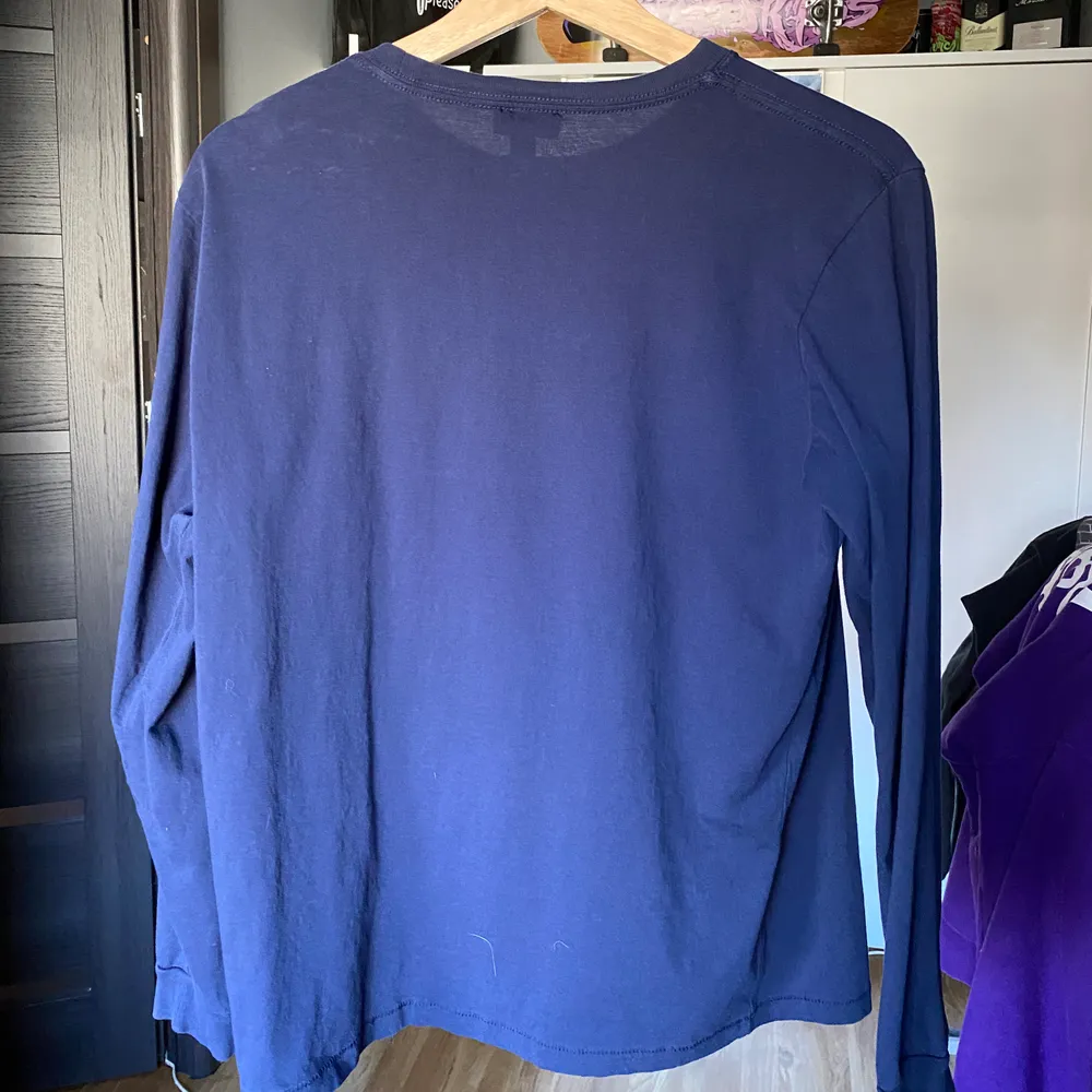 En longsleeve från diesel, tröjan är i princip ny. Har använt den endast en gång och är inte ens tvättad. Tröjan är i storlek large, och säljer den pågrund att den är inte passar min stil. . T-shirts.