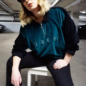 Obey tröja! - Obey tröja i sammet med krage! Fri frakt i Sverige 📦 