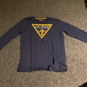 Guess tröja - Tunn guess tröja i strolek 164 cm(14 år). Kontakta vid mer frågor!