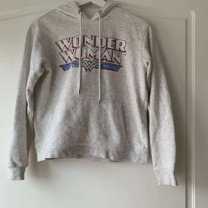 Grå hoodie  - En ljusgrå fin hoodie från hm i storlek xs. Den är använd och därmed är trycket lite slitet. Säljs pga att den inte används längre💕💕