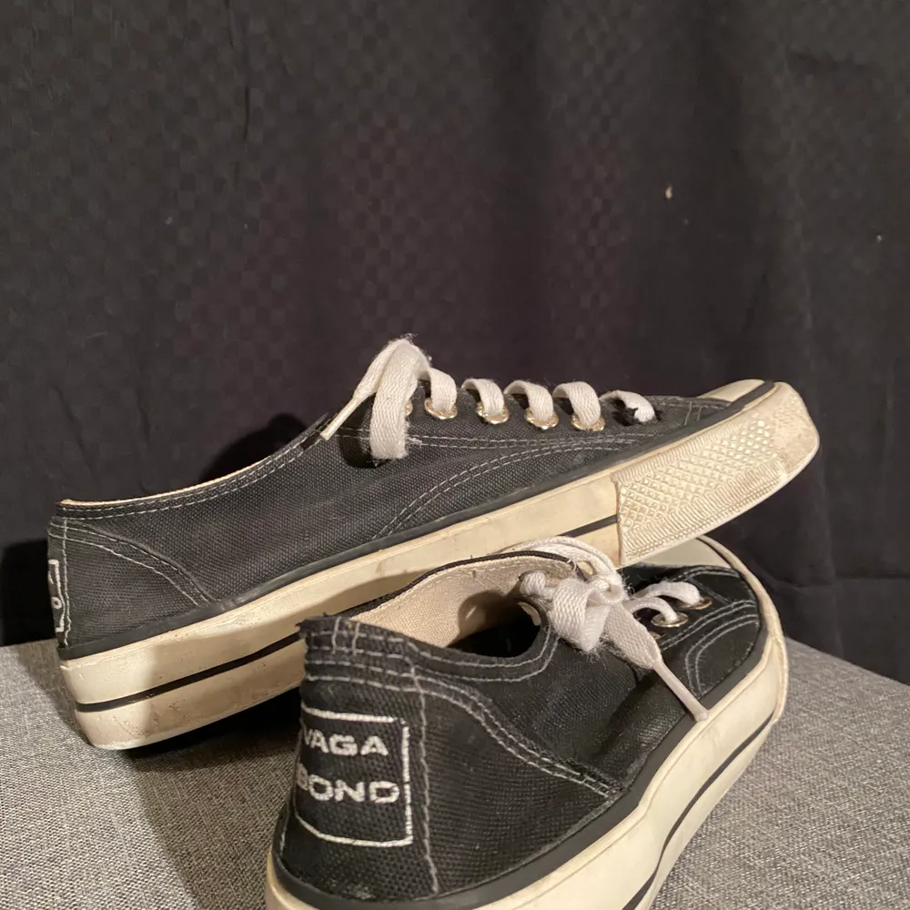 Svarta vagabond sneakers (liknande converse) i mycket bra skick! . Skor.