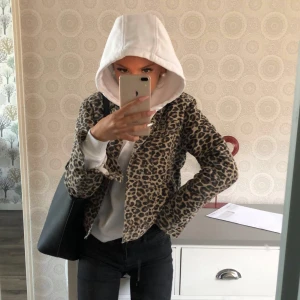 Jeansjacka från Nelly  - Säljer min jeansjacka från Nelly, knappt använd och ser helt ny ut. Köpte den för 599 kronor i storlek xxs men passar mig perfekt som brukar ha storlek xs/s i vanliga fall. Man kan även knäppa armarna därnere om man inte vill ha dom öppna som jag har på bilden. 