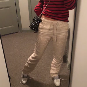 Linnebyxor  - Sååå fina linnebyxor som är perfekta för mig som är 163! Lite skrynkliga på bilden men går att stryka. Jätte fin bersch färg 💕💕💕 buda