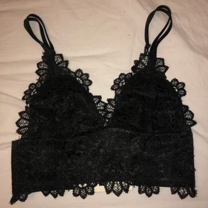 Topp - Oanvänd topp från BikBok säljes pågrund av för liten för mig. Storlek XS, passar även S. Frakt tillkommer vid köp