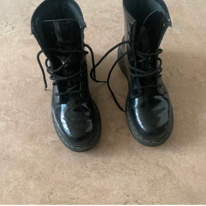 Glansiga dr martens - Säljer mina fina glansiga dr martens då de är lite för små