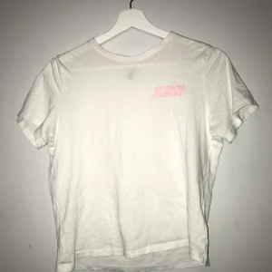 T-shirt  - En vit t-shirt med stort tryck på ryggen. Bra skick! Säljer den för att den inte passar min stil så bra. 