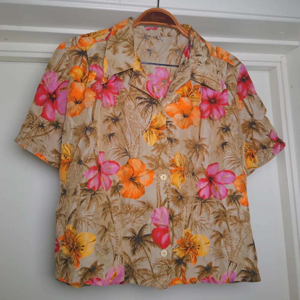 Fantastisk vintageskjorta/blus med hawaii-motiv. Kort modell. Toppenskick. Som en 36:a🌺. Blusar.