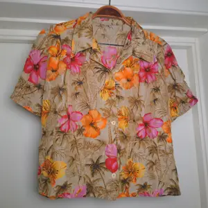 Fantastisk vintageskjorta/blus med hawaii-motiv. Kort modell. Toppenskick. Som en 36:a🌺