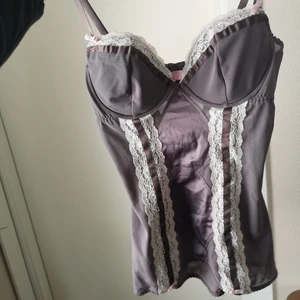Brunt Victoria secret" Very sexy "korsett bustier linne - Superfint brun bustier linne med vita och rosa detaljer från Victoria secret. 🤎💖 Säljer på grund av att den är för liten för mig :( (Material: 85% nylon 15% spandex. Lace: 92% nylon 8% spandex.)  Storleken 36C är enligt Victoria secrets hemsida storlek: 80C i svensk bh storlek.  Bud från 150 kr. Budstopp lördag 6/3 kl 20:00 🌟Ni får välja om ni vill ha paketet spårbart eller inte. Spårbart är dyrare.  🌟Buda i kommentarerna 🌟