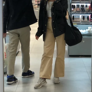 Monki vida jeans  - Ett par vida beiga jeans i fint skick. Helt slut sålda på deras hemsidan. Själv är jag 170 cm så passar nog i längden bäst på någon som är 170 eller kortare. Köparen står för frakt. 