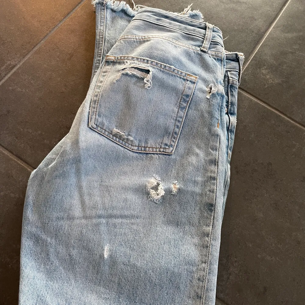 Slutsålda jeans från Zara i storlek 40 men passar nog bäst 36/38 om man vill ha dem lite pösigare än vad de sitter på mig. Budgivning om fler är intresserade. Skriv för fler bilder. Köparen står för frakt. . Jeans & Byxor.