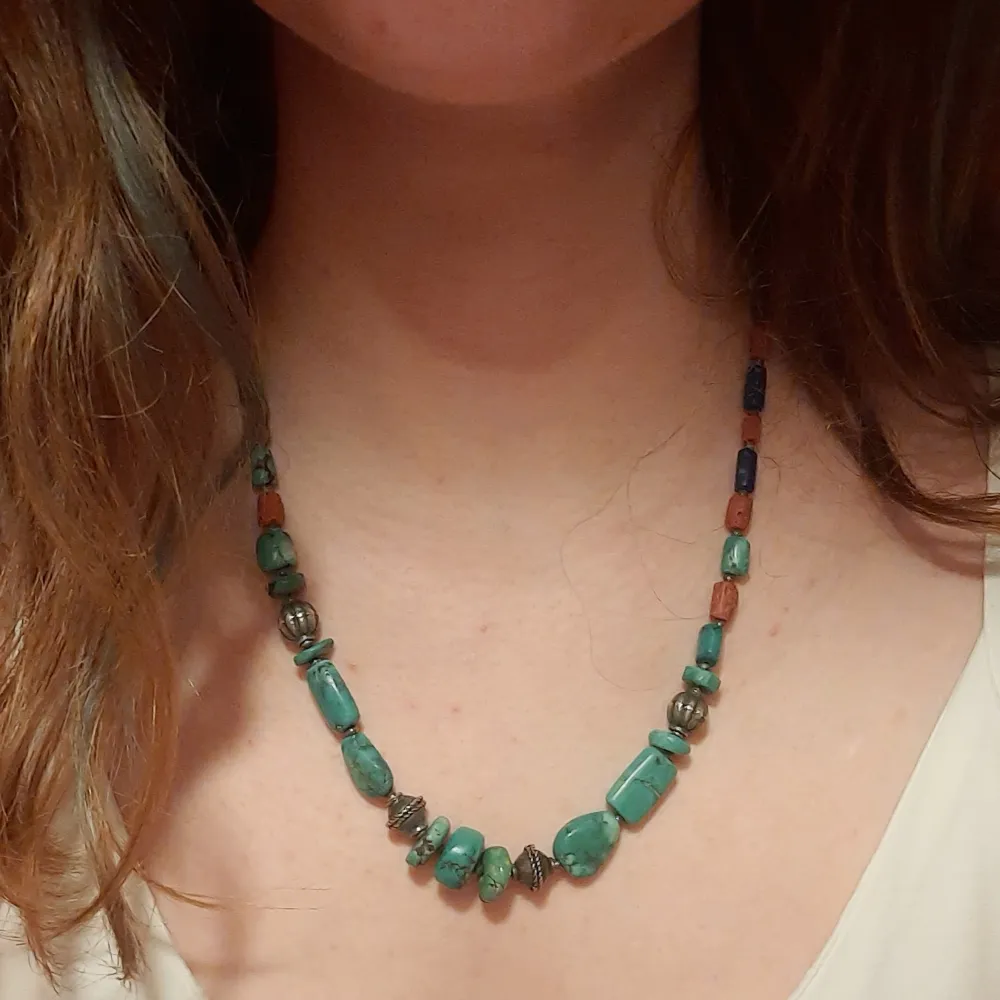 Halsband med äkta jade stenar. Accessoarer.
