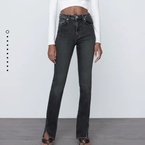 Zara jeans - Säljer dessa gråa jeans med slits från zara. Storlek 34.Helt oanvända, lapp är kvar. Dom va för små för mig så istället för att skicka tillbaka så kollar jag här om någon är intresserad av dom☺️  dom kostar 359kr men säljer dom för 200 + frakt som ligger på 79kr