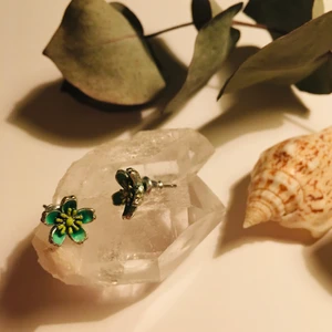 Emaljerade silverörhängen i grönt - Söta, små silverörhängen med grön och mintgrön emalj. Köpta tidigt 00-tal. 