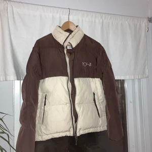 Polar dunjacka  storlek S  - Snygg stilren dunjacka från märket POLAR. Den har nåra få fläckar. Använd en vinter, säljs pga att jag växt ur den