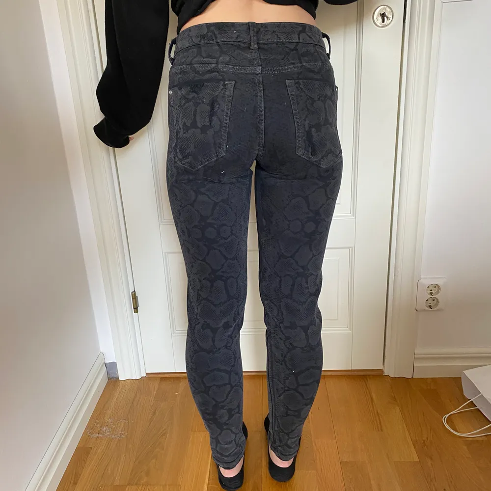 Byxor från Zara. Har ormskinns mönster på. . Jeans & Byxor.