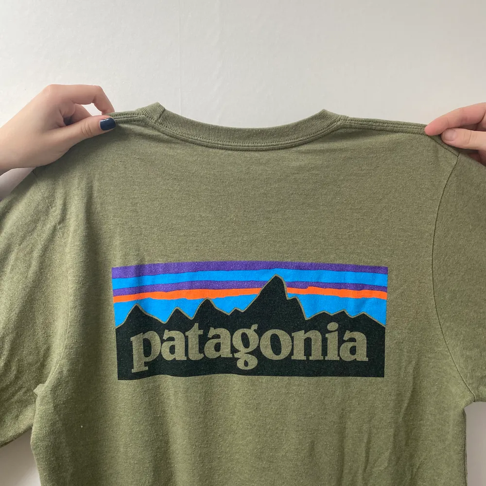 En grön långärmad Patagonia i herrstorlek S, så den sitter lite oversize. Frakt 50kr💕. Tröjor & Koftor.