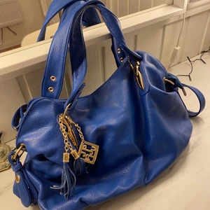 Väska  - Så ball blå väska. Fattas bara (3bild) haken, men går å stänga lätt. Bra skick. Inga repor/hål eller liknande. Köp direkt för 450 inklusive frakt.