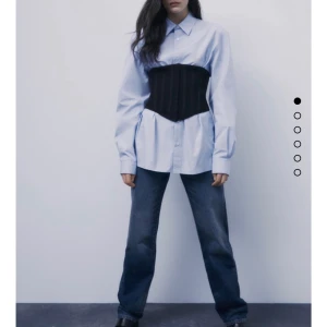 Korset  - Säljer denna oanvända skitfina korsetten från zara, den är slutsåld i alla storlekar. Säljer då den inte kommer till användning💕