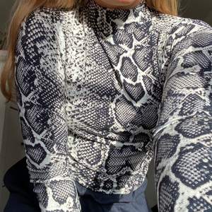En tunn polo-tröja med orm-mönster. Jätteskönt material!! 💙💙