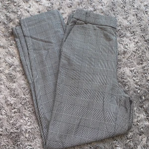 Rutiga kostymbyxor  - Rutiga kostymbyxor från KappAhl i storlek XS. Byxorna är endast använda en gång och det var för några år sen, sen dess har dom bara legat i garderoben och är i nyskick! 