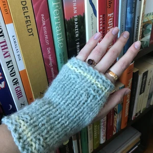 Så söta handledsvärmare - Supersöta handledsvärmare som jag stickat själv i ett blå/grönt garn🥰 Ganska små i storleken så rekommenderas för någon med mindre händer (funkar dock på mig som har ”normalstora händer)☺️ FRI FRAKT :)