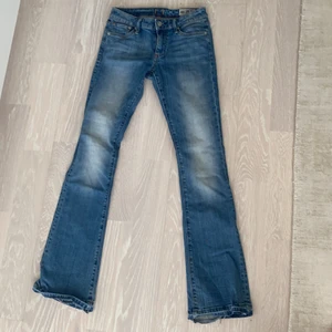 Crocker bootcut jeans low waisted - Crocker jeans som är för korta för mig, strl 25/32. Har försökt sprätta upp dem men de var ff för korta💕