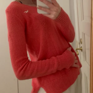 Stickad tröja från Hollister - Jättefin rosa stickad tröja från Hollister. Använd kanske 5 gånger och 9/10 i skick. Storlek xs men passar perfekt på mig som brukar ha storlek s. 